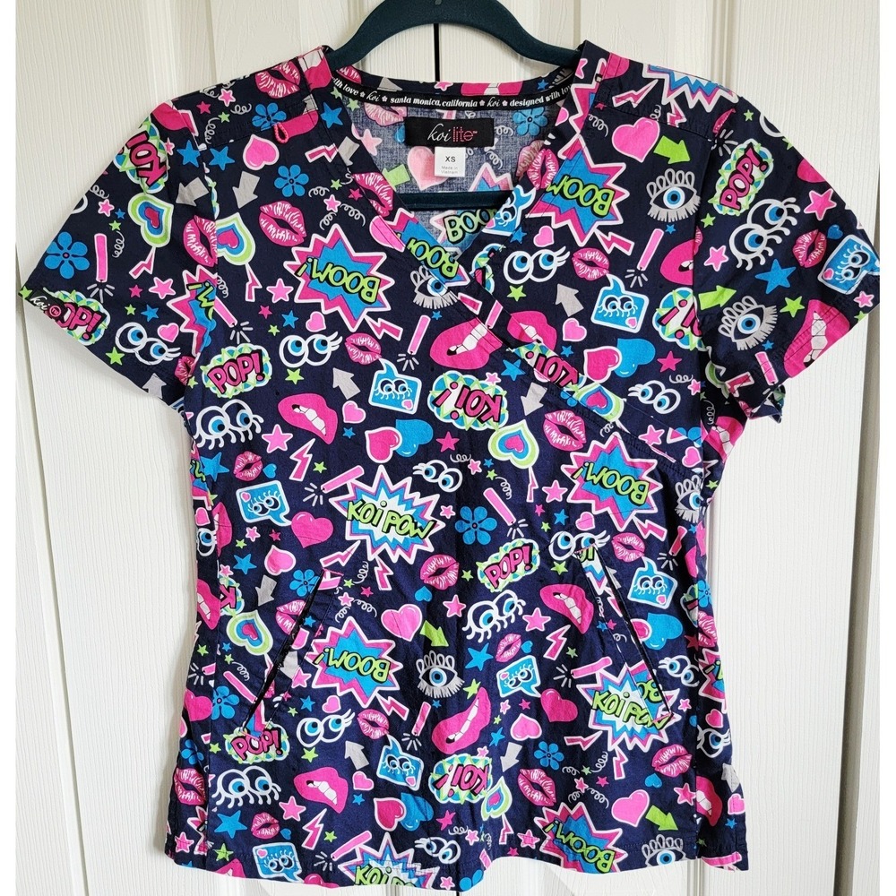 Koi Lite Women's XS Scrub Top Cartoon Phrases V-Neck SS Black Pink Blue‎ NEW